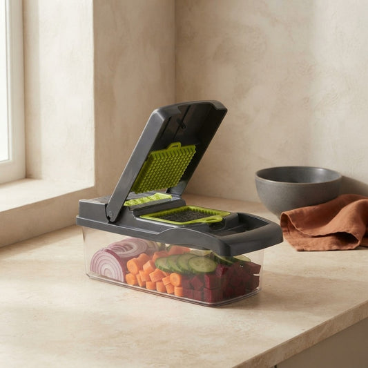 Skærebræt med opsamlingsbakke på et lyst køkkenbord